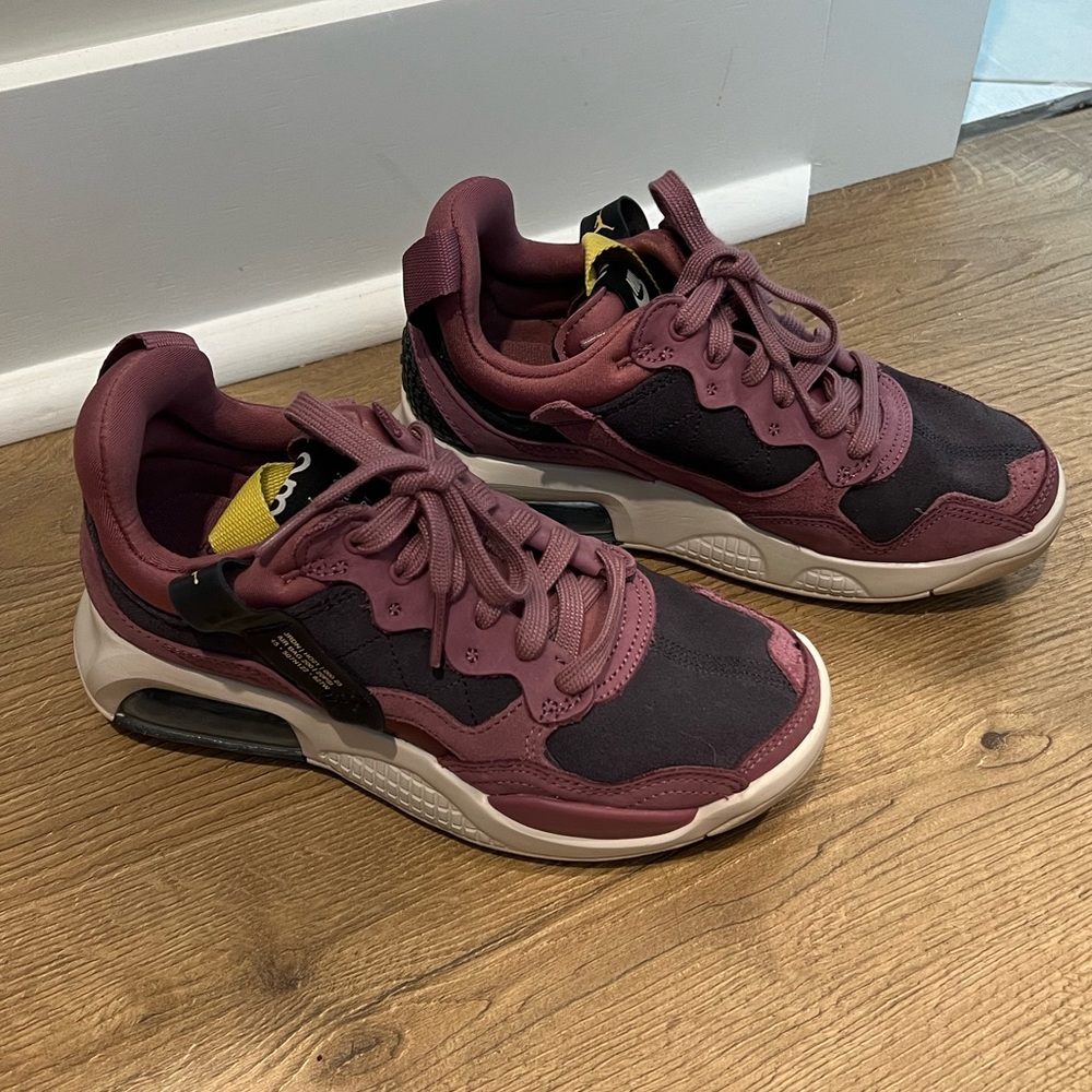 Womens Jordan MA2 'Light Mulberry’ size 5